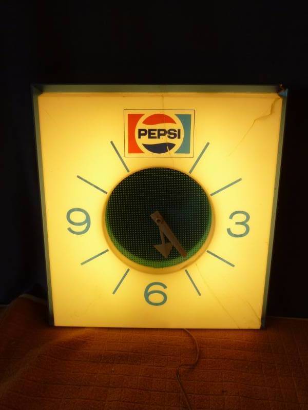 lot 9 image: Vintage Pepsi - Cola Light Up Clock