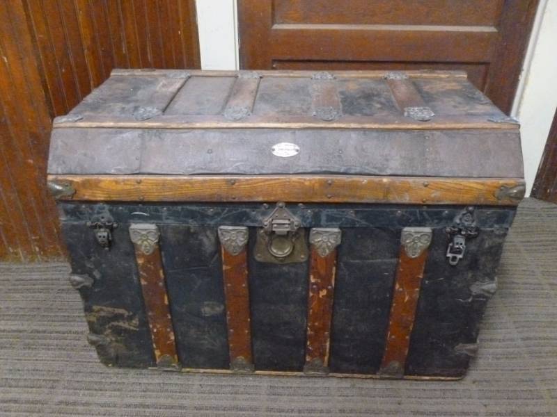 lot 20 image: Antique Trunk