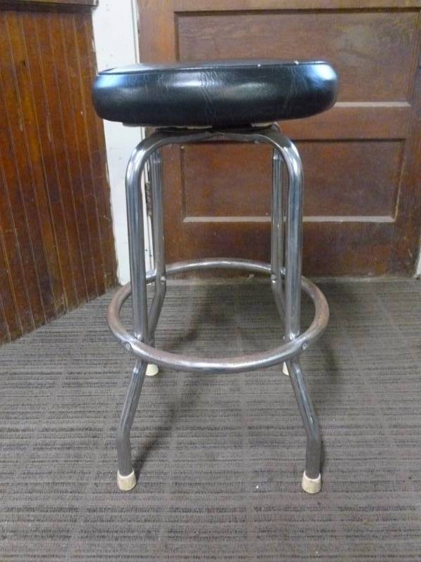 lot 21 image: Bar Stool