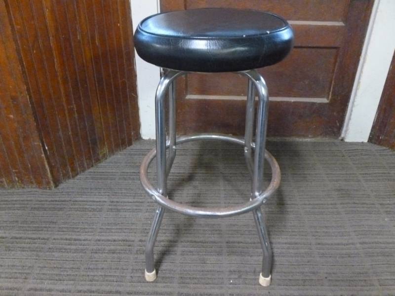 lot 22 image: Bar Stool