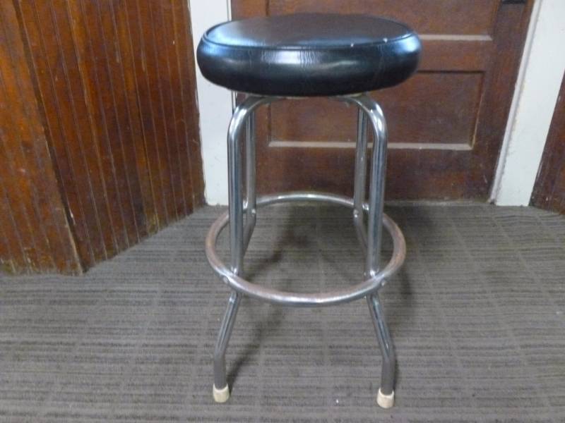 lot 23 image: Bar Stool
