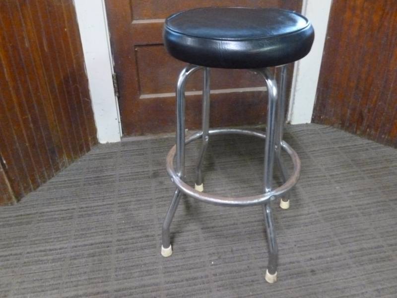 lot 24 image: Bar Stool