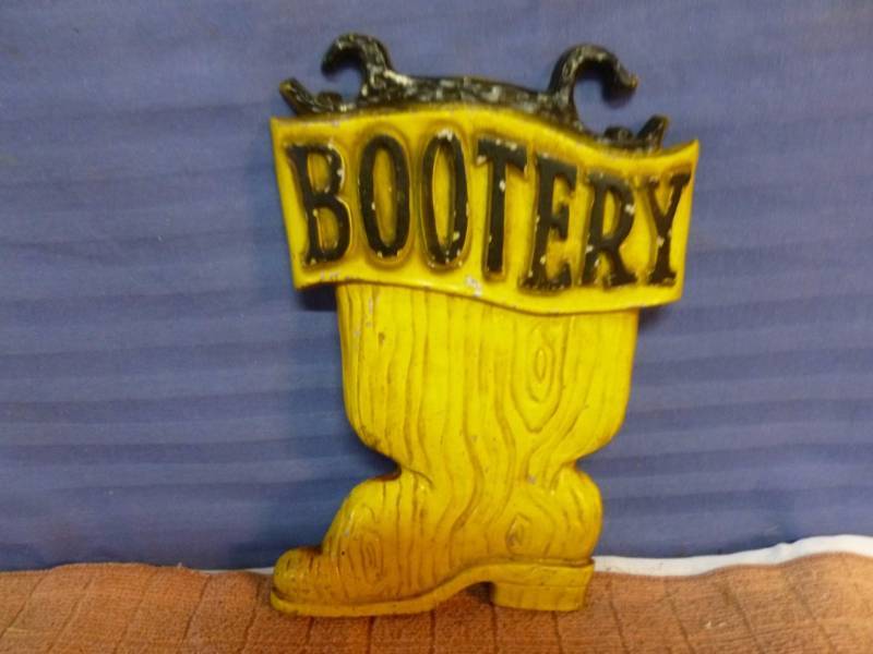 lot 53 image: Vintage Decoration
