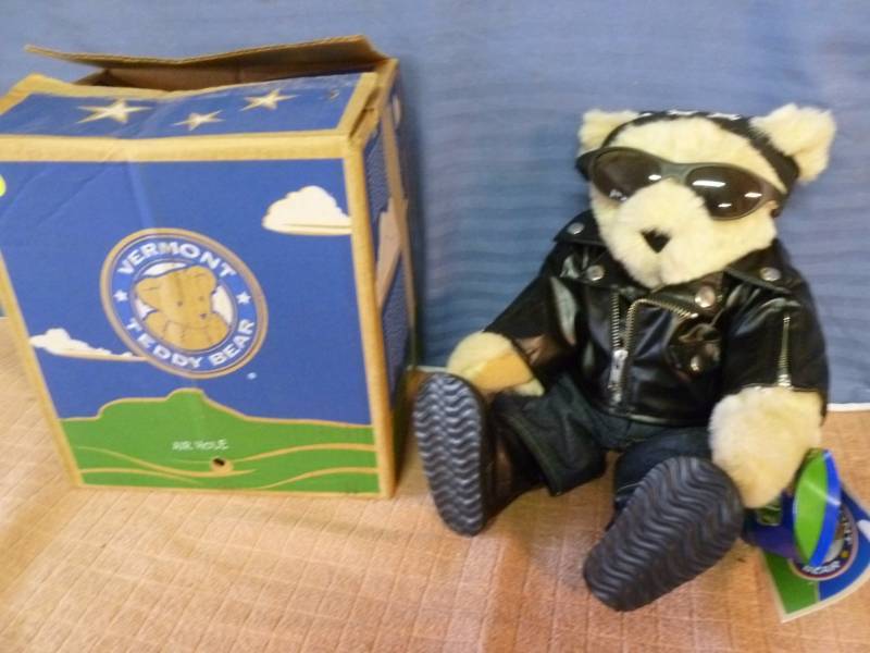 lot 65 image: Vermont Teddy Bear