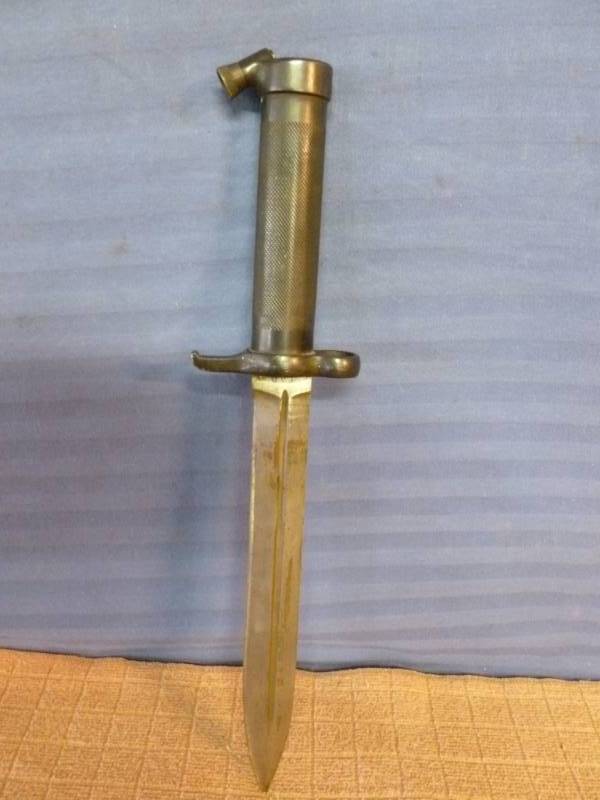lot 69 image: Bayonet