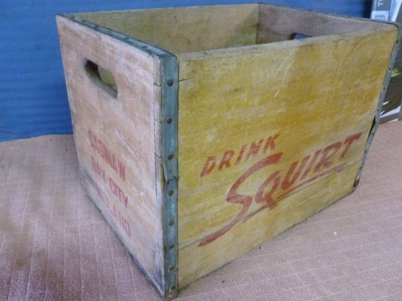 lot 81 image: Vintage Squirt Wooden Case