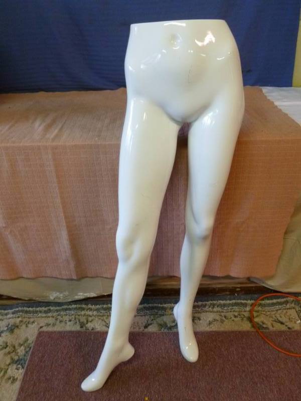 lot 100 image: Mannequin