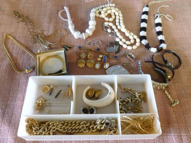 lot 118 image: Jewelry