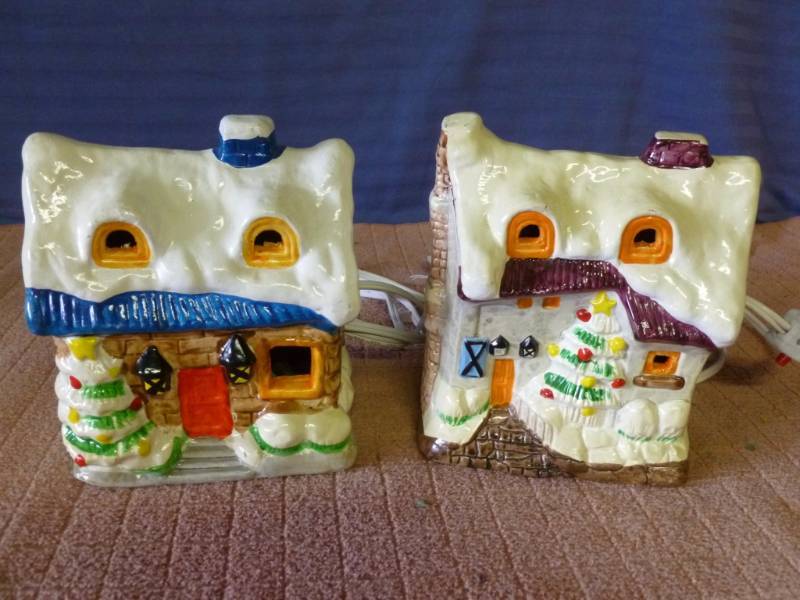 lot 143 image: Christmas Decorations
