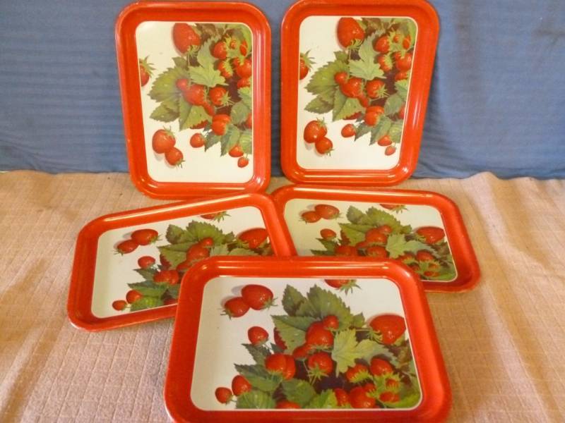 lot 146 image: Vintage Metal Trays