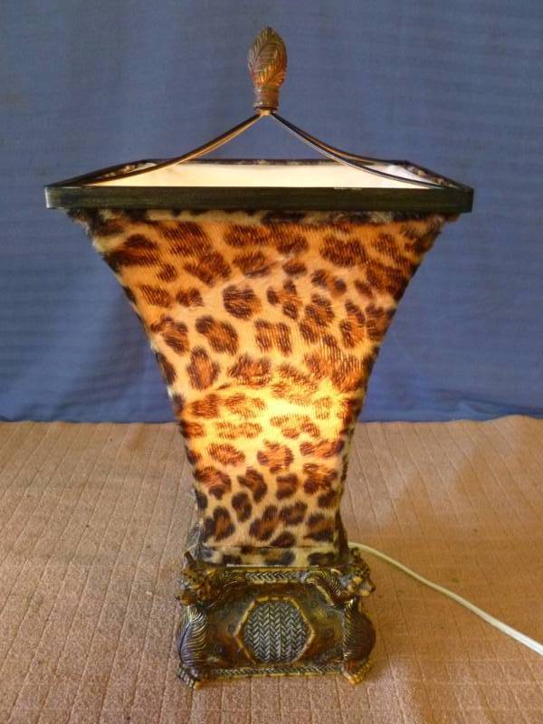 lot 173 image: Leopard Themed Lamp