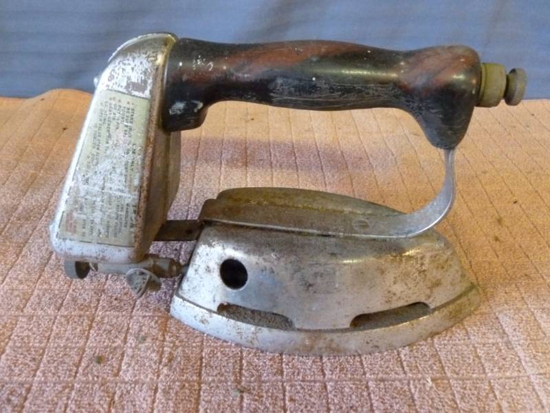 lot 178 image: Vintage Gas Iron