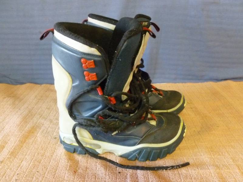 lot 201 image: Snowboard Boots