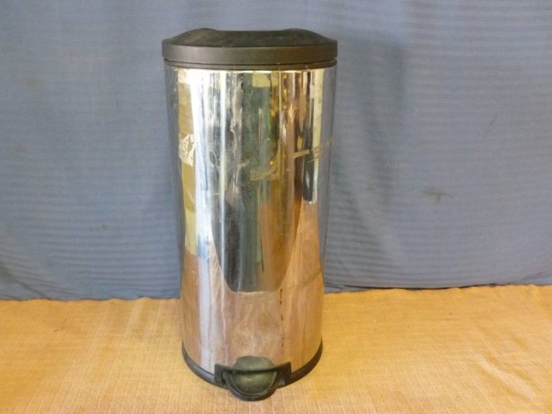 lot 221 image: Trash Can