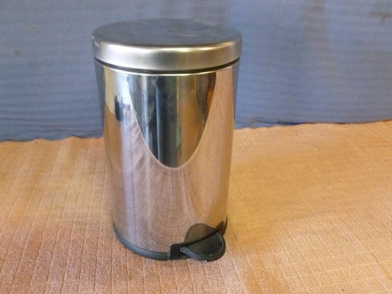 lot 222 image: Trash Can