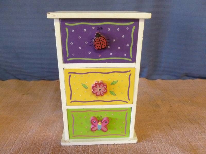 lot 225 image: Jewelry Box