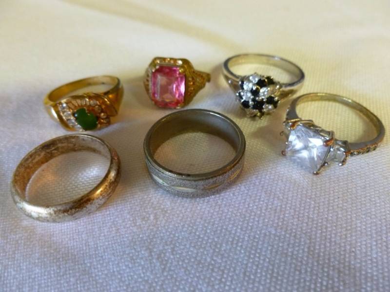 lot 233 image: Rings