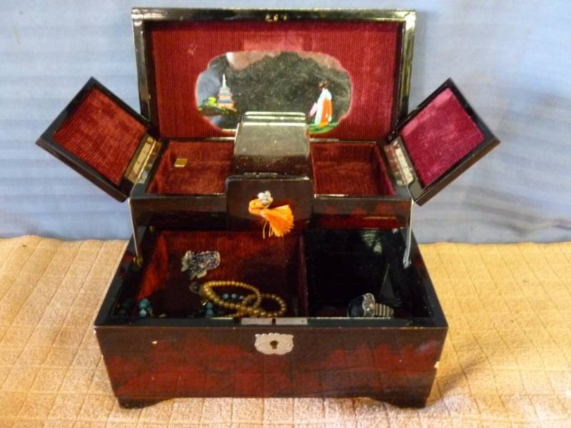 lot 237 image: Jewelry Box