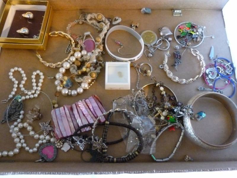 lot 243 image: Jewelry