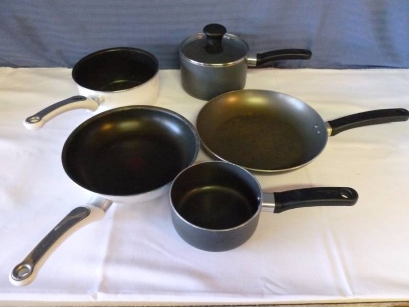 lot 253 image: T-Fal Pans