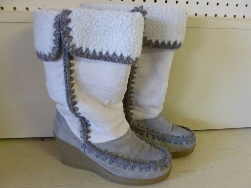 lot 285 image: American Eagle Ladies Boots