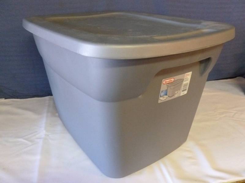 lot 323 image: Storage Tote