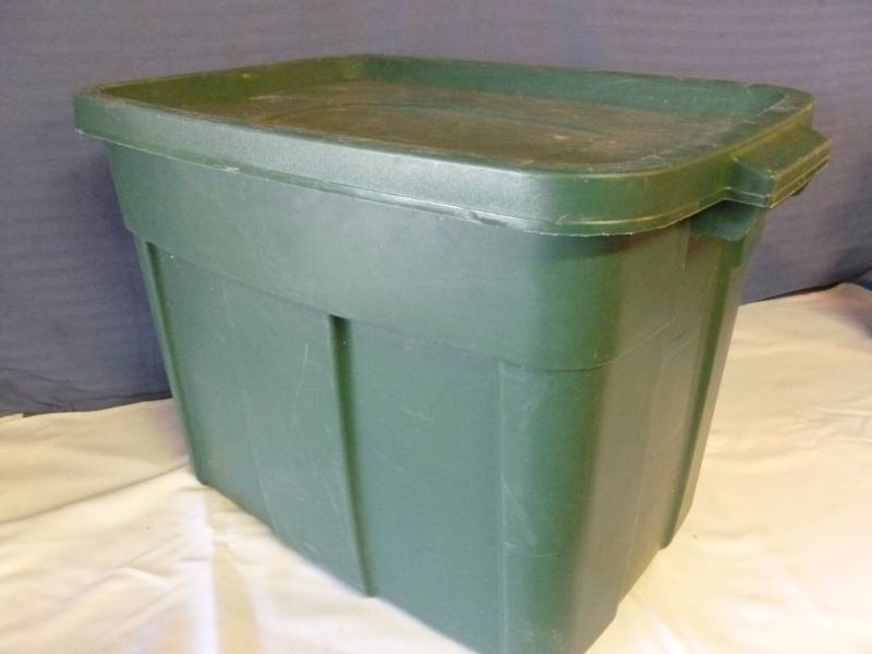 lot 324 image: Storage Tote