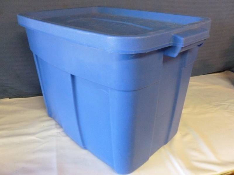 lot 325 image: Storage Tote