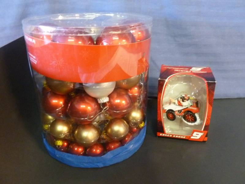 lot 338 image: Christmas Items