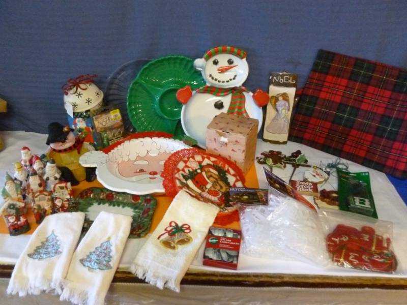 lot 365 image: Christmas Decorations