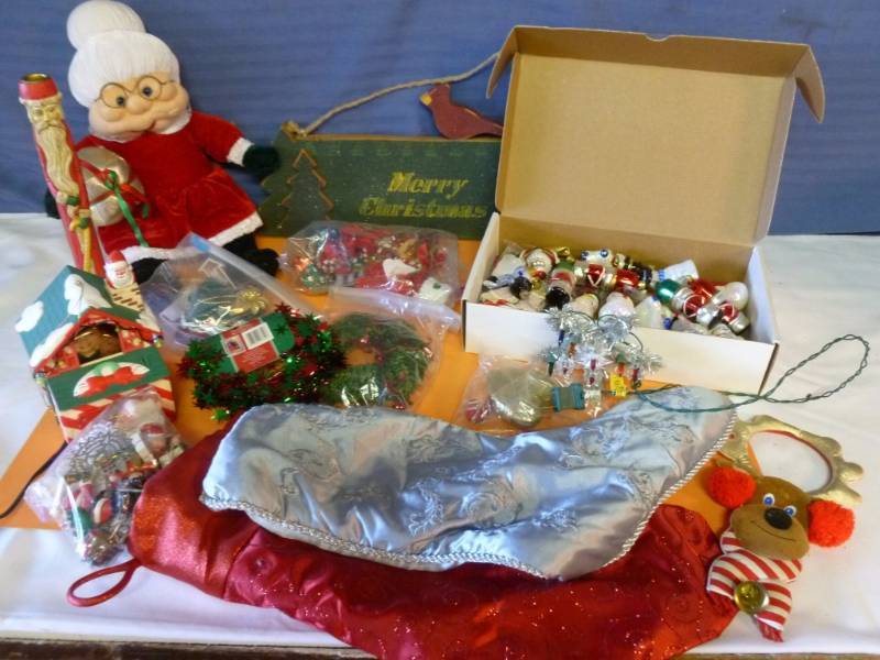 lot 368 image: Christmas Items