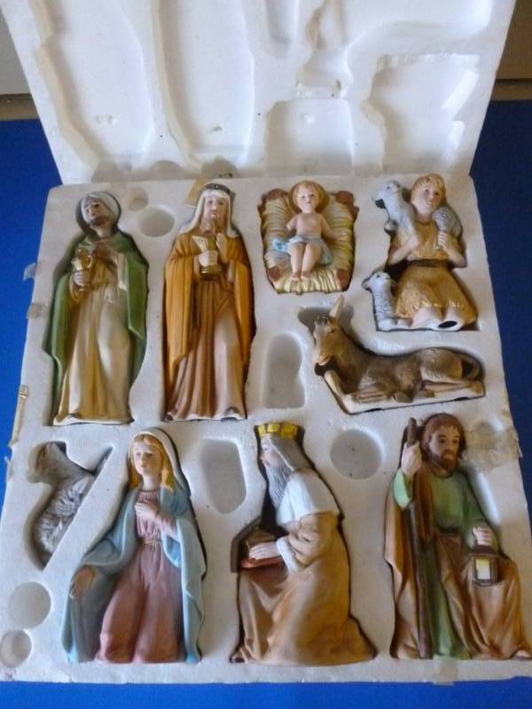 lot 370 image: Christmas Decorations