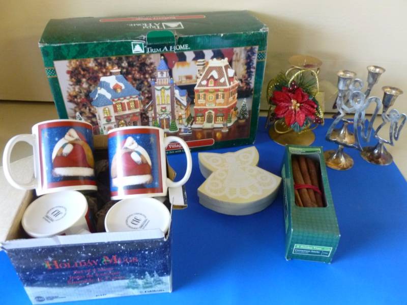 lot 371 image: Christmas Items