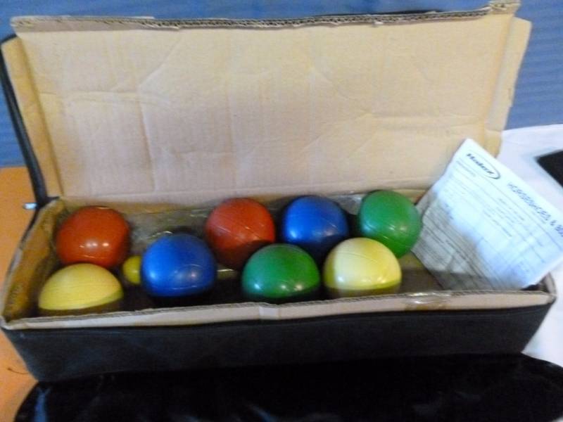 lot 386 image: Boccie Ball Set