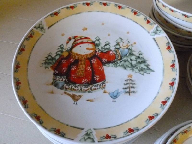 lot 390 image: Christmas Dish Set