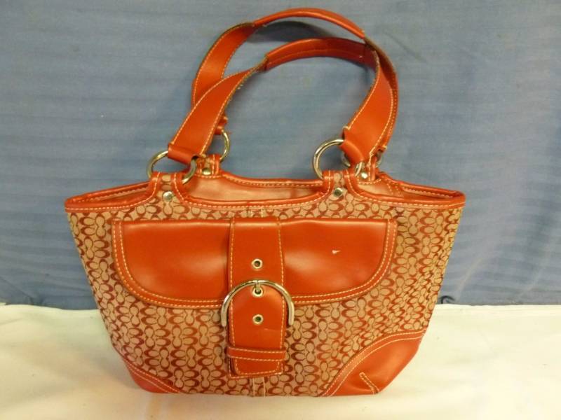 lot 394 image: Coach Purse