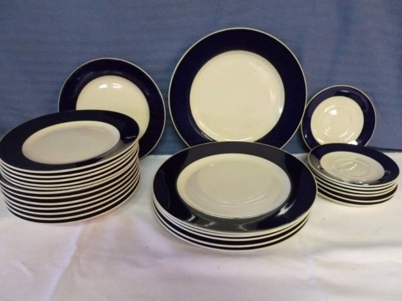 lot 405 image: Gibson Dish Set