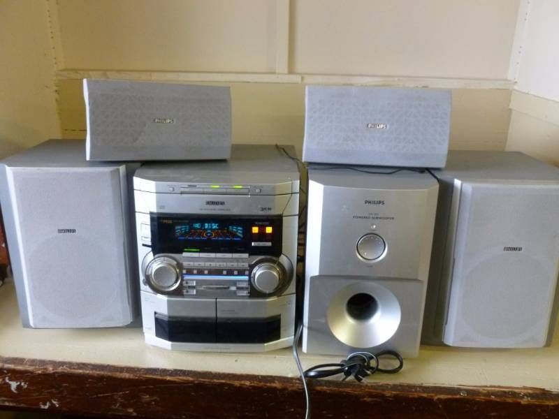lot 424 image: Phillips Stereo System