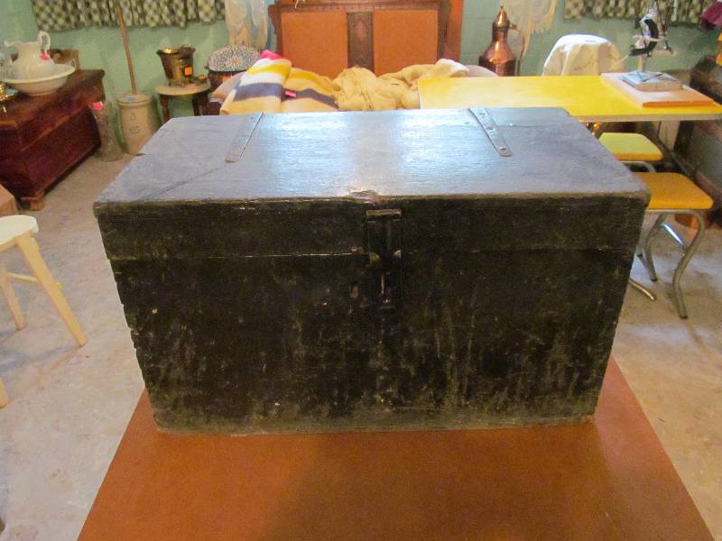Vintage L. Reltan Nalvig Chest