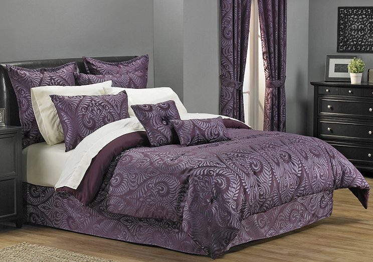 lot 22 image: Venitian Comforter Set