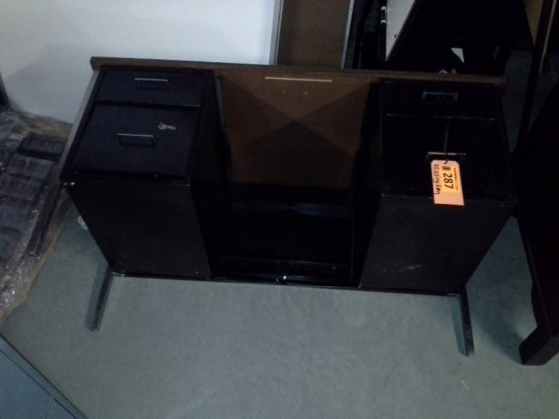 (1) Steel Desk