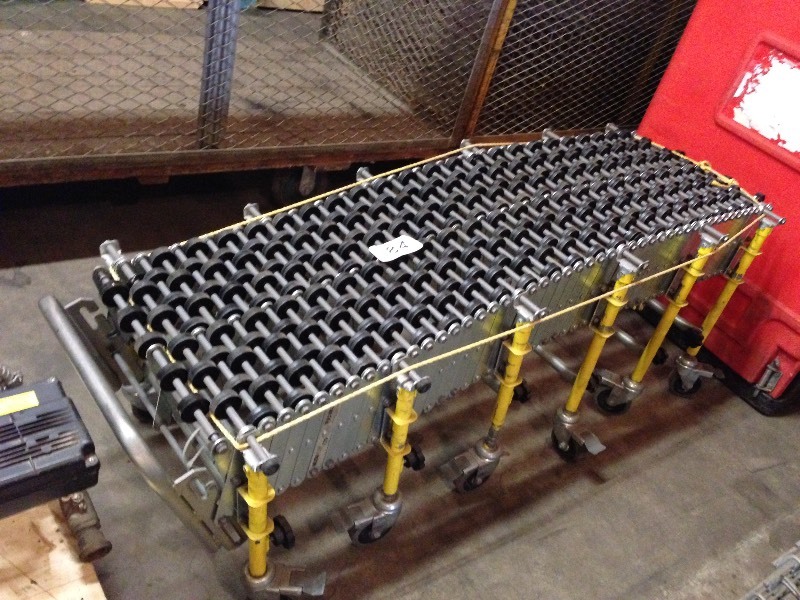 Flexible skate wheel conveyor