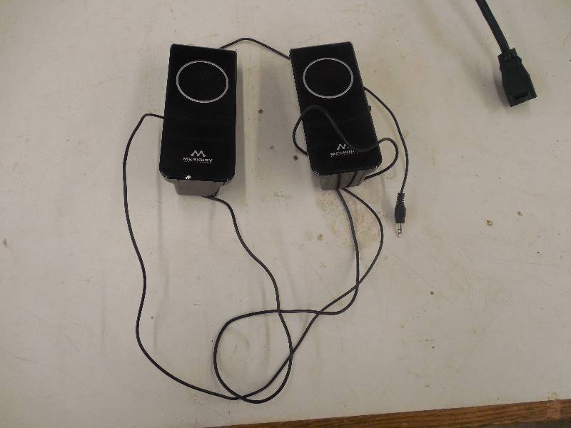 lot 15 image: PORTABLE SPEAKER SET BATTERY OPERATED