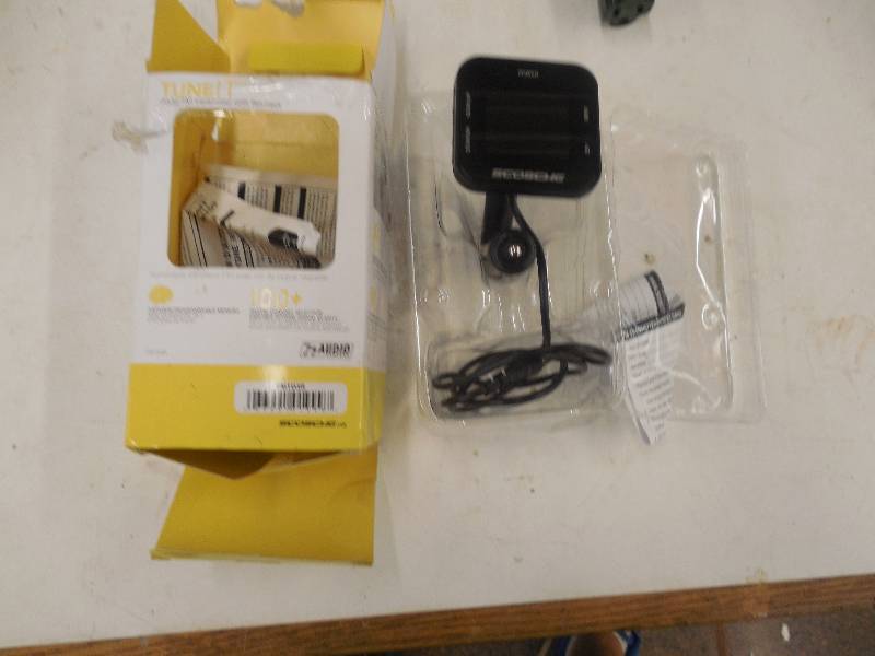 lot 18 image: SCOSHE TUNE IT DIGITAL FM TRANSMITTER