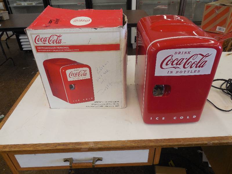 lot 28 image: Coca Cola 0.14 cubic foot Retro Fridge in Red