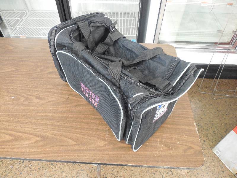 lot 46 image: MAJOR LEAGUE BASEBALL BOSTON RED SOX DUFFLE BAG