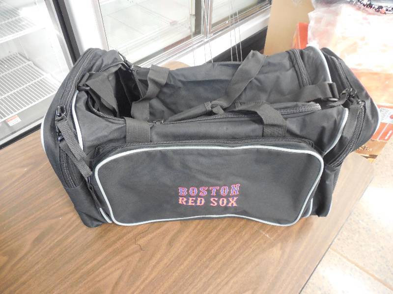 lot 47 image: MAJOR LEAGUE BASEBALL BOSTON RED SOX DUFFLE BAG