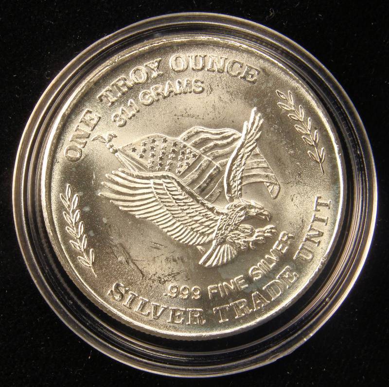 PRE US SILVER EAGLE 1 TROY OZ. .999 FINE SILVER ROUND MINTED FROM STRATEGIC STOCKPILE OF SILVER STORED AT US ASSAY OFFICE SAN FRANCISCO 1981 IN AIRTITE HOLDER