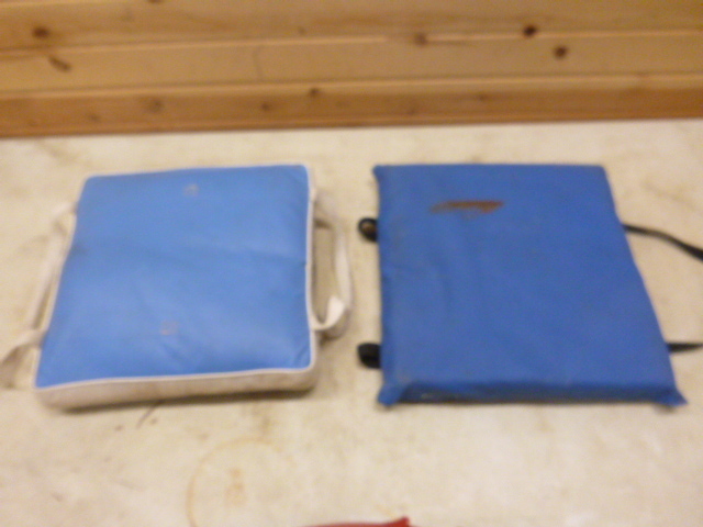 2 Throwable Safety Cushions