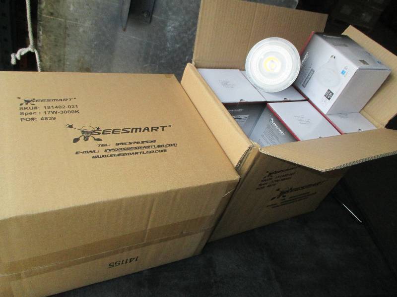 2 cases of 12 LED lights, G4 HP 17W...